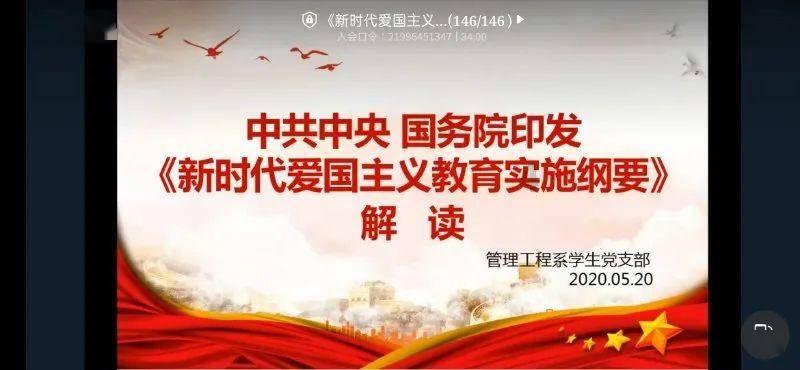 这名新兵开心地笑了